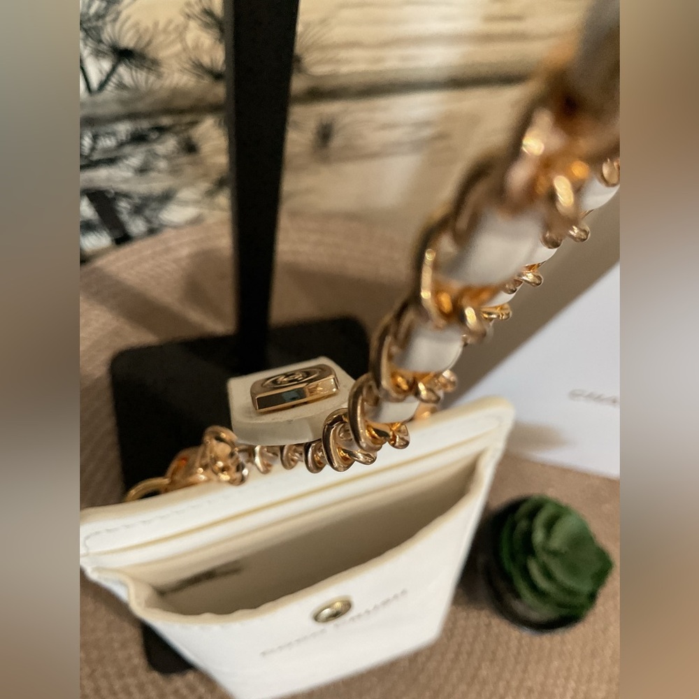 🚨SALE- Coco Crush White Quilted Phone Holder with Chain GWP - Picture 6 of 9